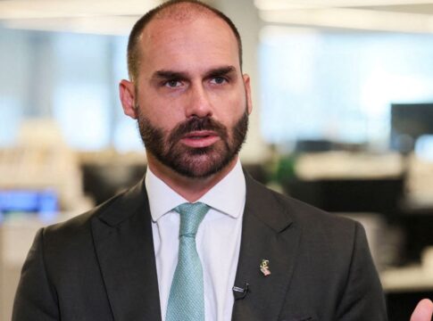 Eduardo Bolsonaro, de terno e gravata, durante entrevista