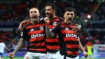 Três jogadores do Flamengo comemorando gol