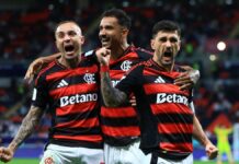 Três jogadores do Flamengo comemorando gol