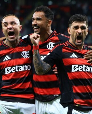 Três jogadores do Flamengo comemorando gol