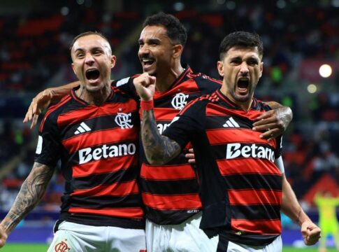 Três jogadores do Flamengo comemorando gol
