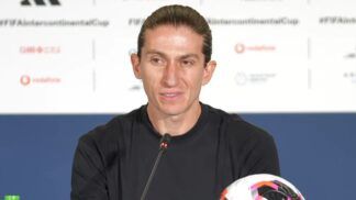 Filipe Luís em coletiva em Doha, Catar