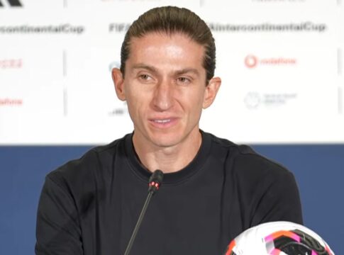Filipe Luís em coletiva em Doha, Catar
