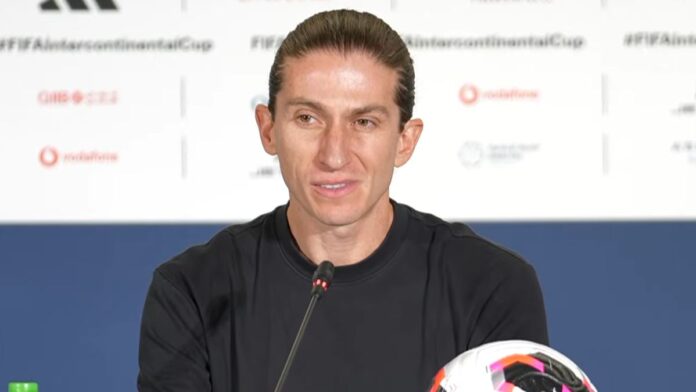 Filipe Luís em coletiva em Doha, Catar