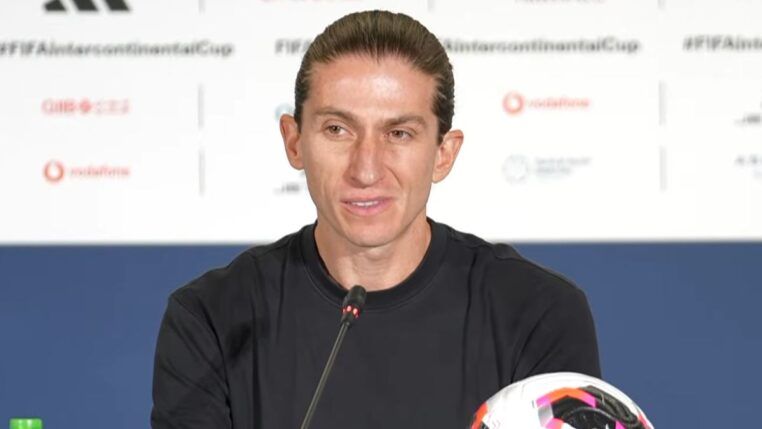 Filipe Luís em coletiva em Doha, Catar