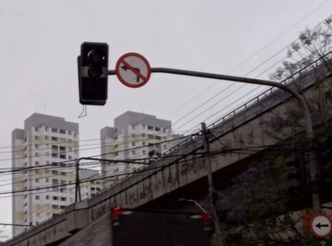 São Paulo sofre com semáforos apagados após temporais e falta de luz