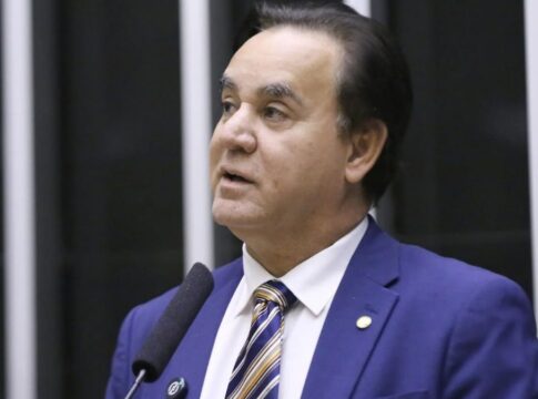 Adilson Barroso assume vaga de Zambelli na Câmara após renúncia