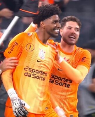 Hugo Souza pega dois pênaltis e leva Corinthians à final da Copa do Brasil