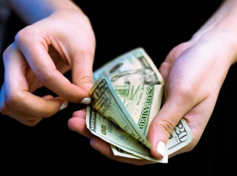 Salário mínimo de R$ 1.621 reajusta benefícios do INSS em 2026