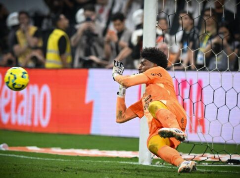 Hugo Souza diz que “preferiu nem estudar” pênaltis de Gabigol: “Fui no feeling”