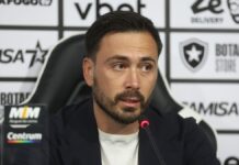 O técnico Davide Ancelotti fala ao microfone em entrevista coletiva no clube carioca