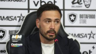 O técnico Davide Ancelotti fala ao microfone em entrevista coletiva no clube carioca