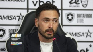 O técnico Davide Ancelotti fala ao microfone em entrevista coletiva no clube carioca