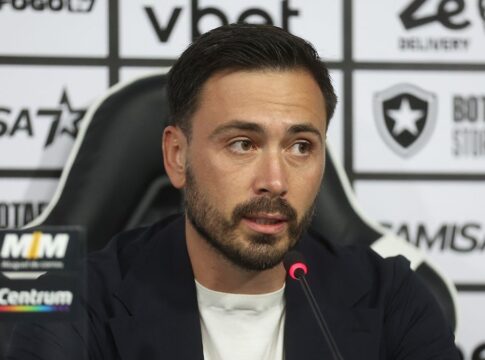 O técnico Davide Ancelotti fala ao microfone em entrevista coletiva no clube carioca