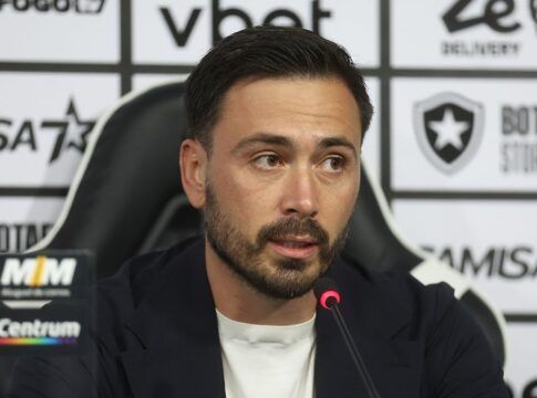 O técnico Davide Ancelotti fala ao microfone em entrevista coletiva no clube carioca