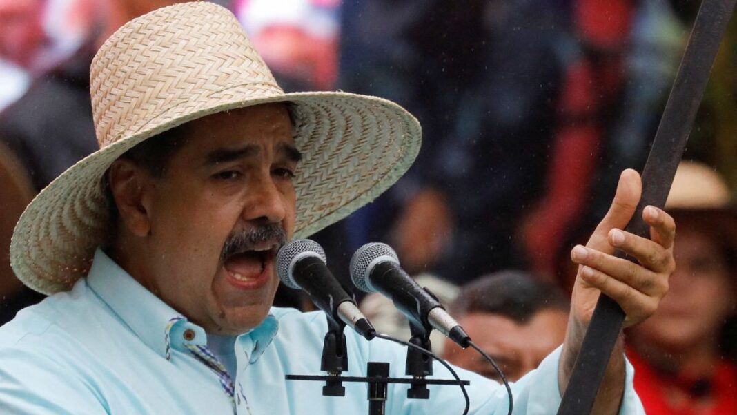 Nicolás Maduro faz discurso ao microfone enquanto segura uma espada