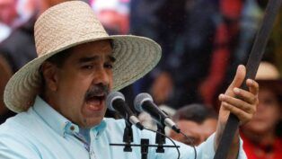 Nicolás Maduro faz discurso ao microfone enquanto segura uma espada