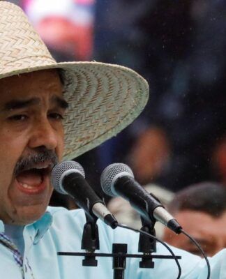 Nicolás Maduro faz discurso ao microfone enquanto segura uma espada