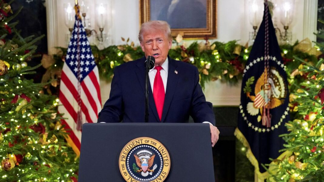 Donaldo Trump faz discurso em púlpito na Casa Branca