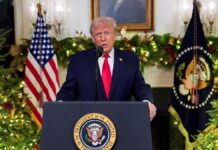 Donaldo Trump faz discurso em púlpito na Casa Branca