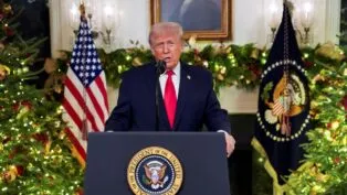 Donald Trump faz discurso em púlpito na Casa Branca