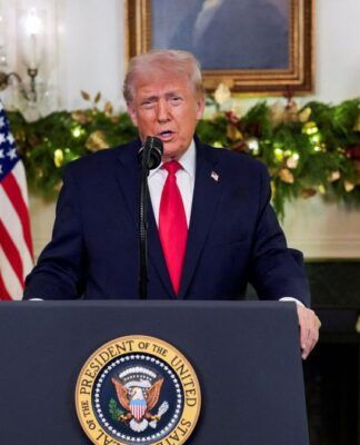 Donald Trump faz discurso em púlpito na Casa Branca