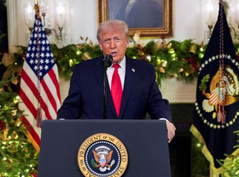 Donaldo Trump faz discurso em púlpito na Casa Branca