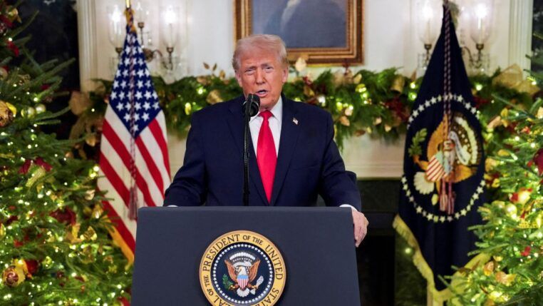 Donald Trump faz discurso em púlpito na Casa Branca