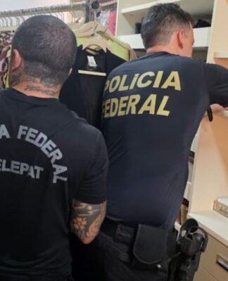 Policiais federais vasculham armário dentro de casa de um dos suspeitos