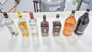 Garrafas de bebida destilada sobre uma mesa