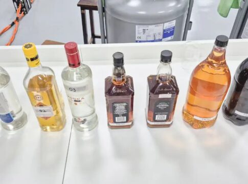 Garrafas de bebida destilada sobre uma mesa