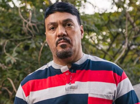 Cantor e ator Belo aparece em primeiro plano vestido como seu personagem na novela