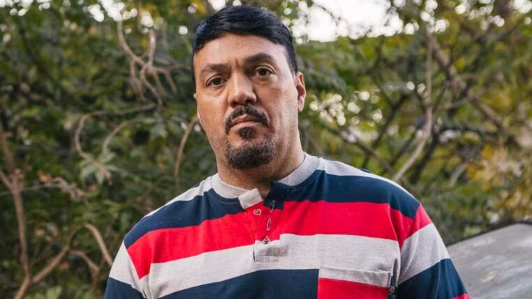 Cantor e ator Belo aparece em primeiro plano vestido como seu personagem na novela