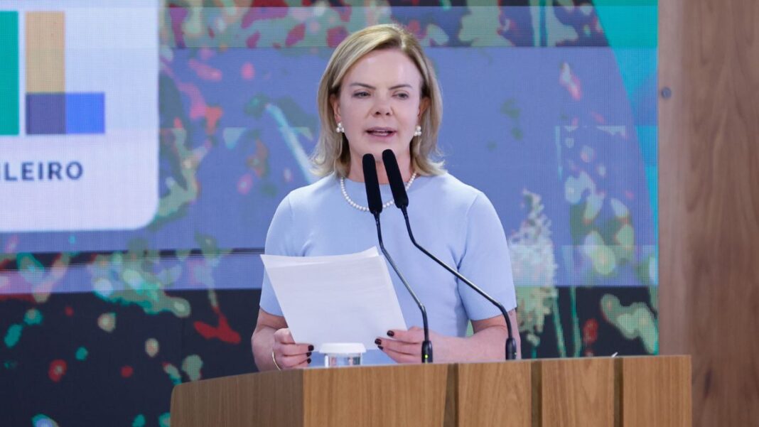 Gleisi Hoffmann fala ao microfone e segura papel durante discurso