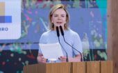 Gleisi Hoffmann fala ao microfone e segura papel durante discurso