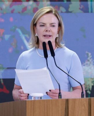 Gleisi Hoffmann fala ao microfone e segura papel durante discurso