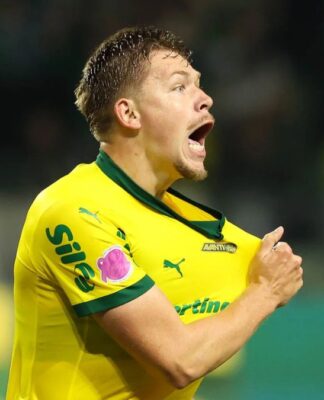 O zagueiro Bruno Fuchs comemora gol vestido com camisa amarela do Palmeiras