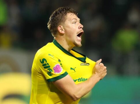 O zagueiro Bruno Fuchs comemora gol vestido com camisa amarela do Palmeiras