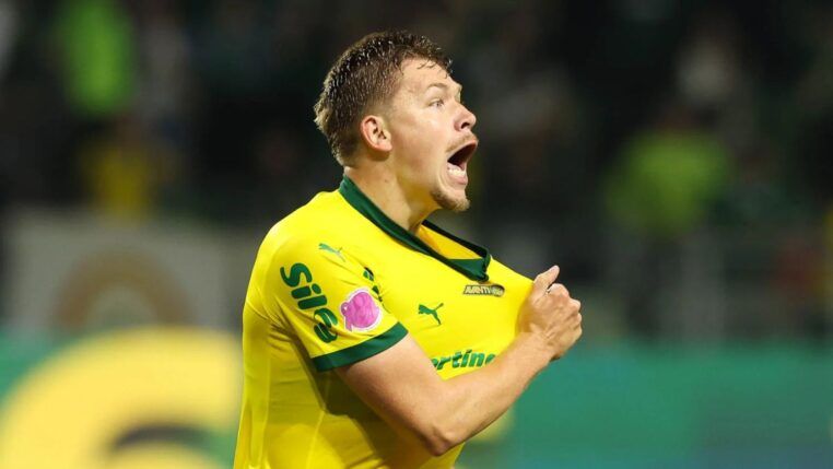 O zagueiro Bruno Fuchs comemora gol vestido com camisa amarela do Palmeiras