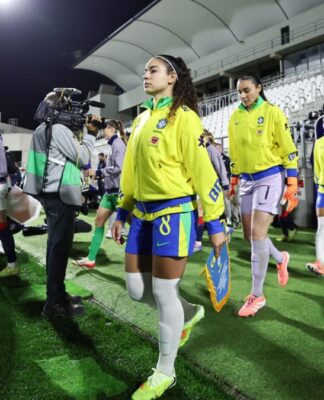Jogadores da seleção brasileira feminina entram no gramado uniformizadas para disputa de amistoso