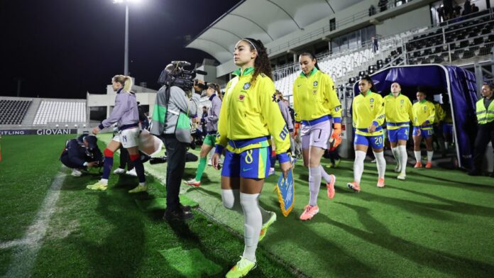 Jogadores da seleção brasileira feminina entram no gramado uniformizadas para disputa de amistoso