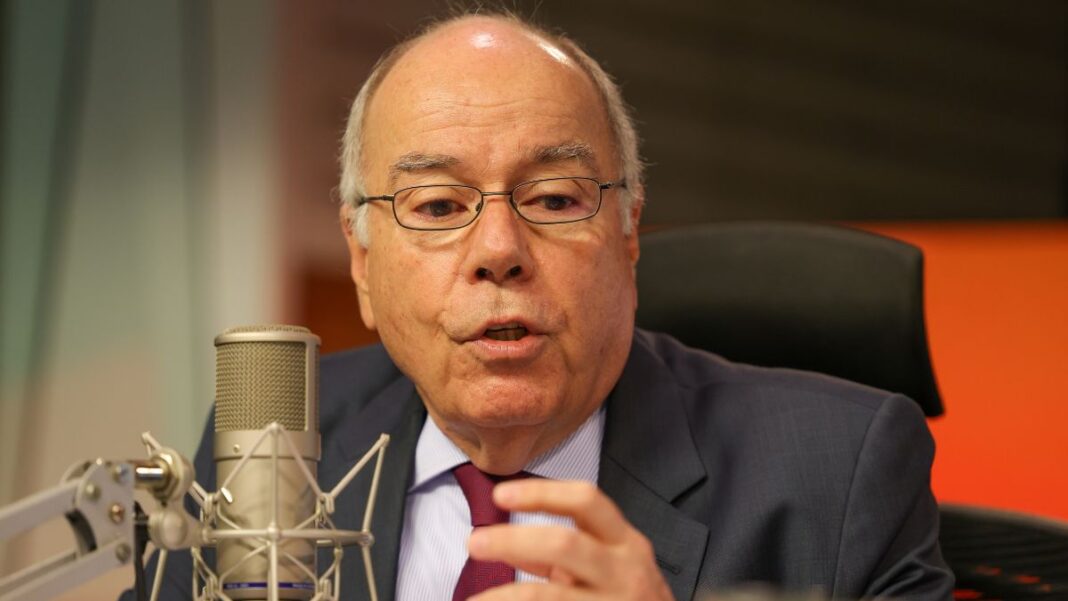 O ministro Mauro Vieira fala ao microfone durante entrevista