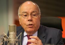O ministro Mauro Vieira fala ao microfone durante entrevista