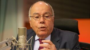 O ministro Mauro Vieira fala ao microfone durante entrevista