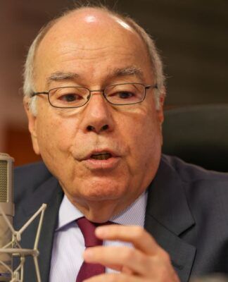 O ministro Mauro Vieira fala ao microfone durante entrevista