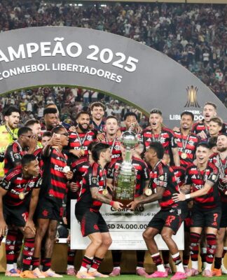Jogadores do Flamengo erguem a taça da Libertadores no gramado