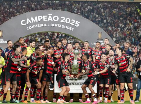 Jogadores do Flamengo erguem a taça da Libertadores no gramado