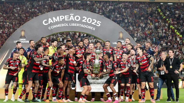Jogadores do Flamengo erguem a taça da Libertadores no gramado