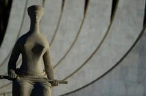 Estátua na entrada do STF, em Brasília