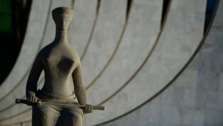 Estátua na entrada do STF, em Brasília